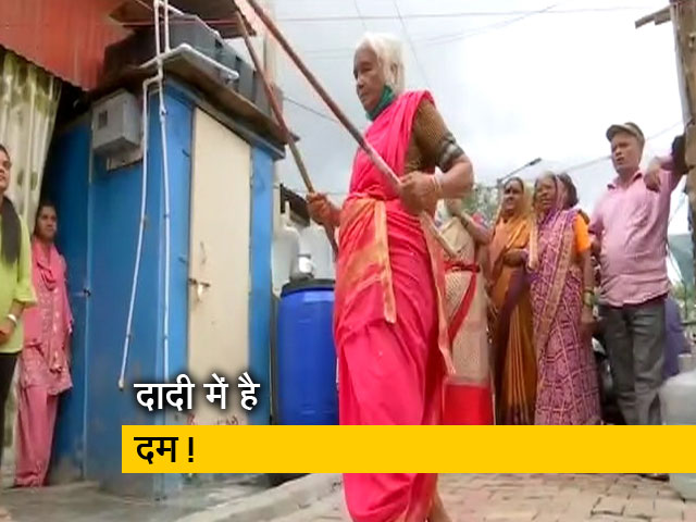 दादी की लाठी और उनके कमाल के करतब