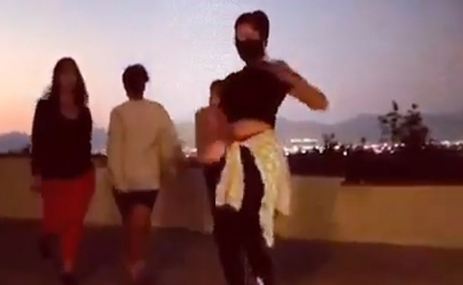 सनी लियोन ने Baby Doll सॉन्ग पर डांस कर बांधा समा, टीम के साथ यूं रिहर्सल करती नजर आईं एक्ट्रेस- देखें Video