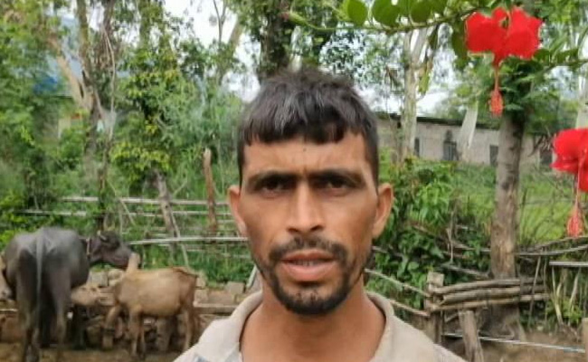 कोरोना महामारी के बीच बेटी की पढ़ाई के लिए पिता ने गाय बेच खरीदा स्मार्टफोन