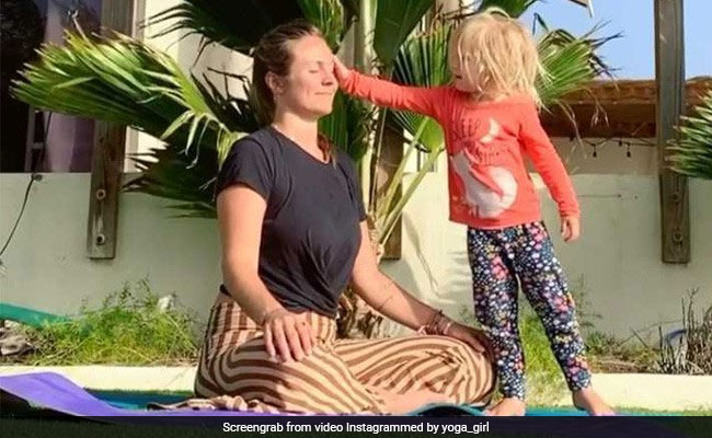 योगा कर रही थी मां, पीठ पर चढ़कर बेटी मारने लगी गुलाटियां, मां ने किया फिर ऐसा... देखें Viral Video