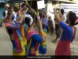 कोरोना को लेकर जागरूक करने झुग्गी बस्ती में पहुंचीं ट्रांसजेंडर, साड़ी पहन ऐसे किया डांस - देखें Video कोरोना को लेकर जागरूक करने झुग्गी बस्ती में पहुंचीं ट्रांसजेंडर, साड़ी पहन ऐसे किया डांस - देखें Video