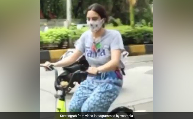 सारा अली खान मुंबई की सड़कों पर तेज रफ्तार में साइकिल दौड़ाती आईं नजर, Video हुआ वायरल