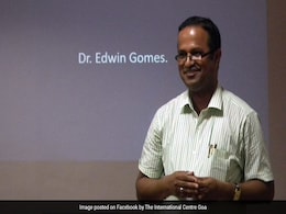 COVID-19 से जंग जीतने वालों को गले लगा रहे हैं गोवा के एक डॉक्टर, दे रहे हैं समाज को संदेश COVID-19 से जंग जीतने वालों को गले लगा रहे हैं गोवा के एक डॉक्टर, दे रहे हैं समाज को संदेश