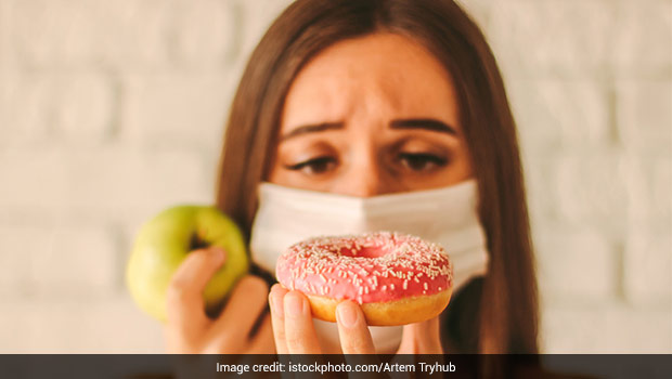 Watch: Viral Cool Hack To Eat Food While Wearing Mask Impressed The Netizens Watch: Viral Cool Hack To Eat Food While Wearing Mask Impressed The Netizens