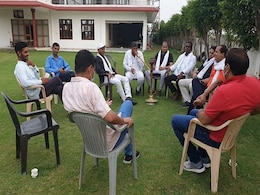 सचिन पायलट के लिए महापंचायत की अफवाह ने बढ़ाई परेशानी, गुर्जर नेता के घर में जुट रही भीड़ सचिन पायलट के लिए महापंचायत की अफवाह ने बढ़ाई परेशानी, गुर्जर नेता के घर में जुट रही भीड़