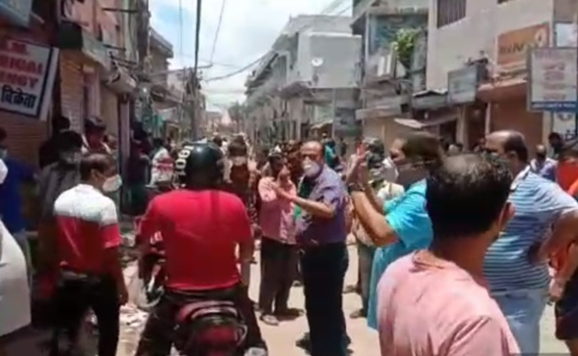 मेडिकल स्टोर पर लाश पड़ी रही लेकिन किसी ने हाथ तक नहीं लगाया, एम्बुलेंस भी खाली लौट गई