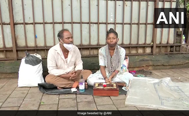 कभी बरसात तो कभी स्ट्रीट लाइट की रोशनी में की पढ़ाई, फुटपाथ पर रहने वाली असमा को महाराष्ट्र बोर्ड 10वीं में मिले 40% नंबर