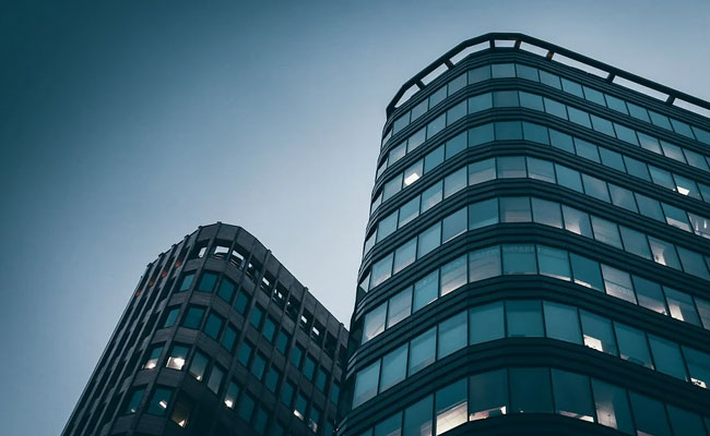 Teen Falls From 6th Floor Window While Trying To Use Rope Of Saris Teen Falls From 6th Floor Window While Trying To Use Rope Of Saris