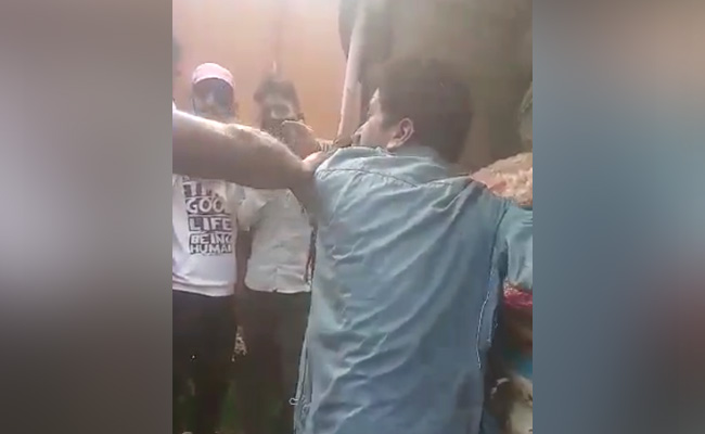 MP में लहसुन चोरी करने के आरोप में भीड़ ने शख्स को बेरहमी से पीटा, Video हुआ वायरल