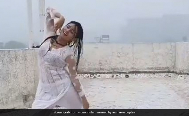 इस एक्ट्रेस ने ऐश्वर्या राय और रवीना टंडन के गानों पर Rain में किया धांसू Dance, Video हुए वायरल