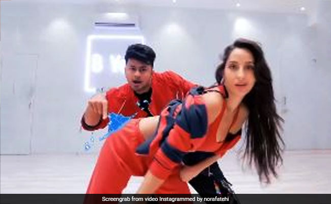 नोरा फतेही ने 'गर्मी' सॉन्ग पर दिखाया अपना जलवा, Video में जबरदस्त अंदाज में बेली डांस करती आईं नजर नोरा फतेही ने 'गर्मी' सॉन्ग पर दिखाया अपना जलवा, Video में जबरदस्त अंदाज में बेली डांस करती आईं नजर