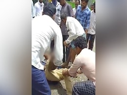 बाइक छूने पर गुस्साई भीड़ ने दलित शख्स को किया निर्वस्त्र, परिवार को पीटा बाइक छूने पर गुस्साई भीड़ ने दलित शख्स को किया निर्वस्त्र, परिवार को पीटा