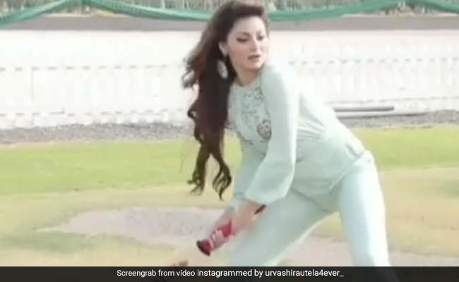 उर्वशी रौतेला ने शानदार अंदाज में खेला क्रिकेट, शॉट पर शॉट लगाती नजर आईं एक्ट्रेस- देखें Video