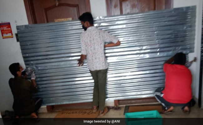 করোনা আতঙ্কে পুরসভা থেকে বাড়ি সিল করার সময় ভিতরেই রয়ে গেলেন বাসিন্দারা!