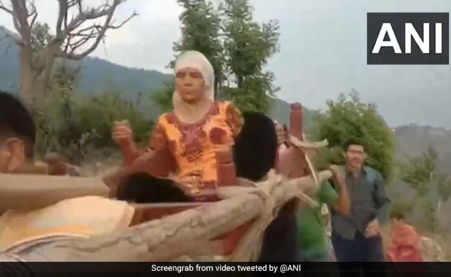 जम्मू-कश्मीर में लोगों ने कायम की मिसाल, स्ट्रेचर बनाकर पहाड़ी के रास्ते मरीज़ को पहुंचाया अस्पताल