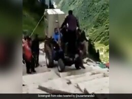 केदारनाथ में सामान पहुंचाने के लिए शख्स ने सीढ़ियों पर चढ़ा दिया ट्रैक्टर, देखते रह गए लोग... देखें Video केदारनाथ में सामान पहुंचाने के लिए शख्स ने सीढ़ियों पर चढ़ा दिया ट्रैक्टर, देखते रह गए लोग... देखें Video