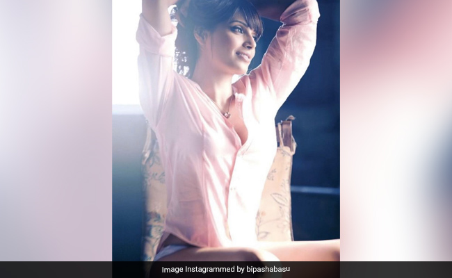 बिपाशा बसु के ग्लैमरस लुक ने बटोरी सुर्खियां, Photo देख पति करण सिंह ग्रोवर ने भी की तारीफ