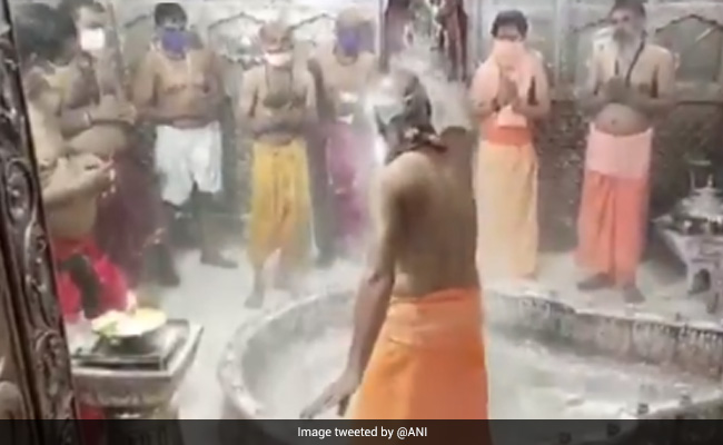 सावन के आखिरी सोमवार पर उज्जैन के महाकलेश्वर मंदिर में की गई भस्म आरती, देखें Video