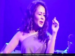 नेहा कक्कड़ स्टेज पर गाना गाते हुए देने लगीं क्यूट एक्सप्रेशन्स, Video हुआ वायरल नेहा कक्कड़ स्टेज पर गाना गाते हुए देने लगीं क्यूट एक्सप्रेशन्स, Video हुआ वायरल