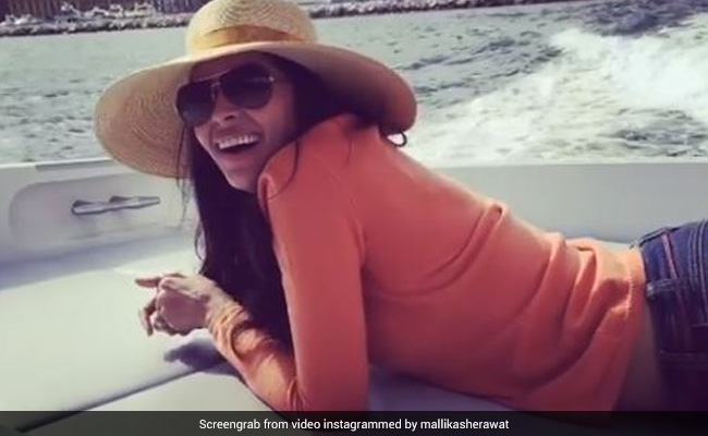 मल्लिका शेरावत का Video हुआ वायरल, समुद्र के बीचों-बीच नाव में लेटकर यूं एंजॉय करती आईं नजर