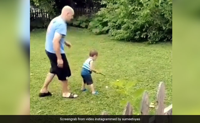 बेटे को गोल्फ खेलना सिखा रहा था पिता, नहीं लगा शॉट तो बच्चे ने ऐसे निकाला गुस्सा... देखें Viral Video