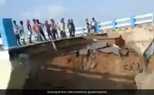 बिहार : सत्तरघाट महासेतु का संपर्क मार्ग टूटा, तेजस्वी यादव ने नीतीश कुमार पर कसा तंज