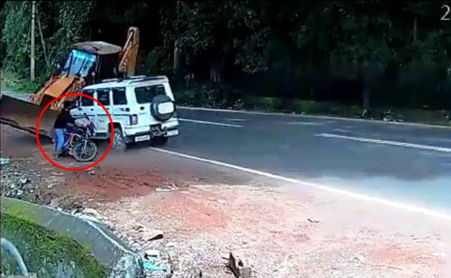 तेज रफ्तार कार भिड़ी JCB से, सीधे टकराई बाइक से और फिर हुआ कुछ ऐसा... देखें Viral Video