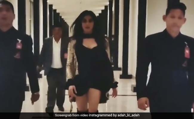 अदा शर्मा ने बॉडीगार्ड संग स्लो मोशन में यूं किया वॉक, एक्ट्रेस का स्वैग हुआ वायरल- देखें Video