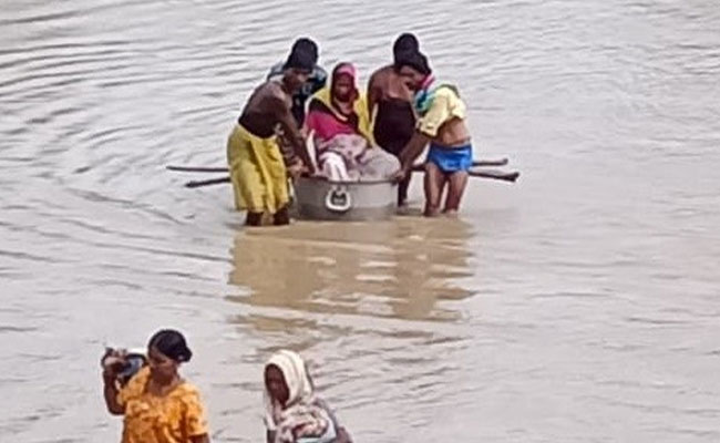 छत्‍तीसगढ़: सड़क न होने के कारण गर्भवती महिला को बर्तन में बैठाकर पार करानी पड़ी नदी, तब पहुंच पाई अस्‍पताल