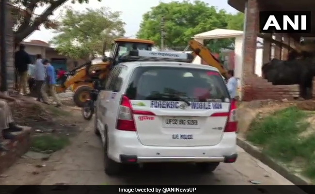 कानपुर : पुलिस की एके-47, इंसास रायफल, ग्लॉक पिस्टल और  99 एमएम पिस्टल लेकर भागा विकास दुबे और गुर्गे