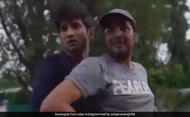 सुशांत स‍िंह राजपूत ने झारखंड की सड़कों पर शाहरुख खान के अंदाज में किया था डांस, देखें वायरल Video