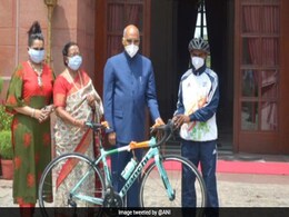 साइक्लिस्ट बनने का सपना देखने वाले 9वीं कक्षा के रियाज़ को राष्ट्रपति ने 'ईदी' में दी रेसिंग बाइक साइक्लिस्ट बनने का सपना देखने वाले 9वीं कक्षा के रियाज़ को राष्ट्रपति ने 'ईदी' में दी रेसिंग बाइक