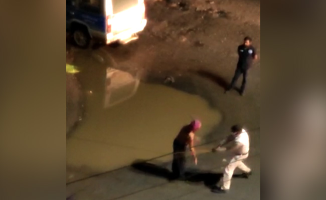 छत्तीसगढ़ : लॉकडाउन में पुलिस ने शख्स पर बरसाए ताबड़तोड़ डंडे - बर्बरता का Video वायरल