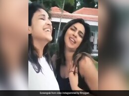 Priyanka Chopra बहन परिणीति संग 'टिप-टिप बरसा पानी' पर मस्ती में डांस करती आईं नजर, थ्रोबैक Video ने मचाया तहलका Priyanka Chopra बहन परिणीति संग 'टिप-टिप बरसा पानी' पर मस्ती में डांस करती आईं नजर, थ्रोबैक Video ने मचाया तहलका