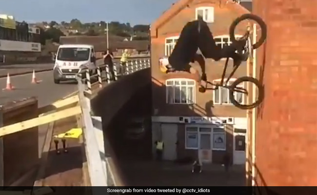 शख्स ने हवा में उड़ाई साइकिल और बिल्डिंग की दीवार पर दिखाया ऐसा Stunt, Video देख लोगों के उड़े होश