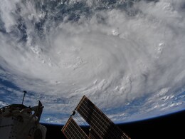 एस्ट्रोनॉट ने स्पेस से Hanna तूफान का VIDEO किया शेयर, सोशल मीडिया पर लोगों ने कहा-  ये तो... एस्ट्रोनॉट ने स्पेस से Hanna तूफान का VIDEO किया शेयर, सोशल मीडिया पर लोगों ने कहा-  ये तो...