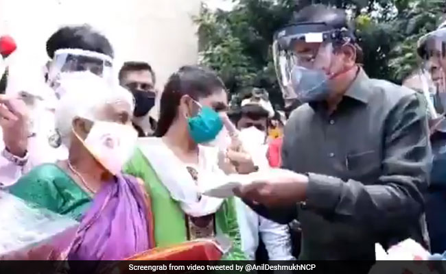 Maharashtra Home Minister Anil Deshmukh Meets 85-Year-Old "Warrior <i>Aaji</i>" In Pune