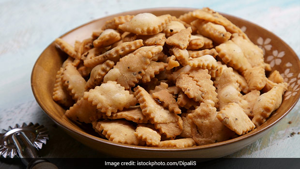 Make Market-Style Namak Pare At Home And Bid Adieu To Untimely Cravings