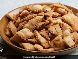 Namak Pare For Holi: इन टिप्स की मदद से होली पर बनाएं एकदम मार्केट जैसे क्रंची नमक पारे, फटाफट नोट करें रेसिपी Namak Pare For Holi: इन टिप्स की मदद से होली पर बनाएं एकदम मार्केट जैसे क्रंची नमक पारे, फटाफट नोट करें रेसिपी