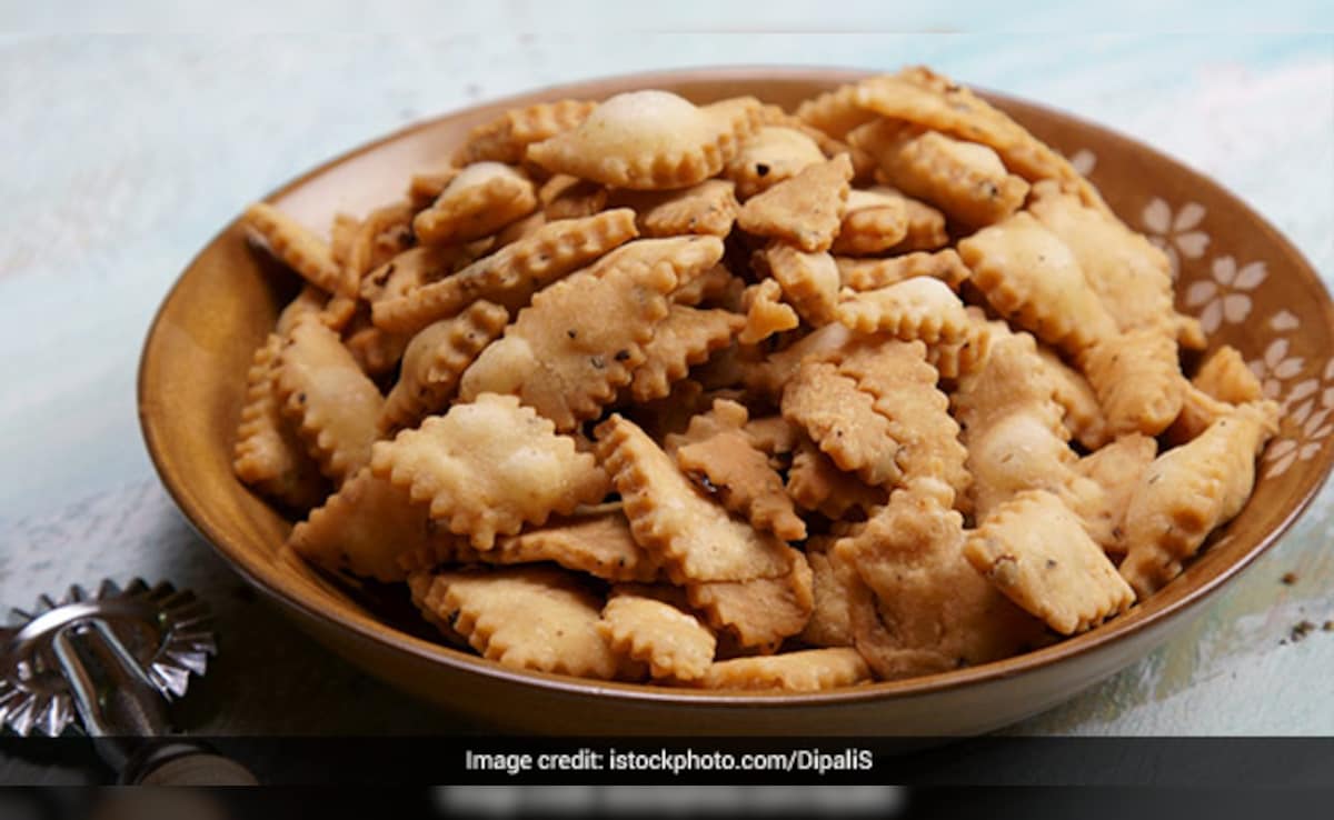 Holi 2026 Snacks: होली पर घर आए गेस्ट को नाश्ते में खिलाएं ये 4 स्नैक्स, फटाफट नोट करें रेसिपी