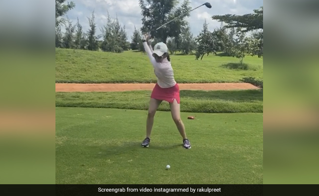 रकुल प्रीत सिंह ने लगातार 5 घंटे गर्मी में खेला गोल्फ, एक्ट्रेस की हो गई ऐसी हालत- देखें Photo और Video