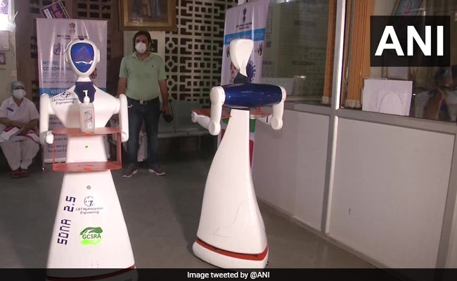 वडोदरा के हॉस्पिटल में कोरोनावायरस के मरीज को खाना और दवाई देने के  लिए रखे गए हैं रोबोट... देखें तस्वीरें