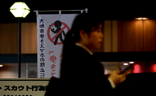 Walkie, No Talkie: Japan City Launches Pedestrian Smartphone Ban Walkie, No Talkie: Japan City Launches Pedestrian Smartphone Ban