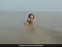 बाढ़ के पानी में उतरा पाकिस्तानी पत्रकार, IAS ने कहा - इसे कहते हैं जुनून - देखें Viral Video बाढ़ के पानी में उतरा पाकिस्तानी पत्रकार, IAS ने कहा - इसे कहते हैं जुनून - देखें Viral Video