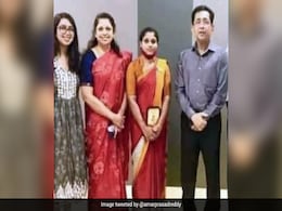 दृष्टिबाधित शख्स की भाग कर बस पकड़ने में मदद करने वाली महिला को इनाम में मिला घर दृष्टिबाधित शख्स की भाग कर बस पकड़ने में मदद करने वाली महिला को इनाम में मिला घर