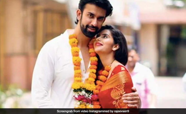 Amid Split Rumours, Sushmita Sen's Brother Rajeev Shares Pic Of Video Call With Wife Charu Asopa