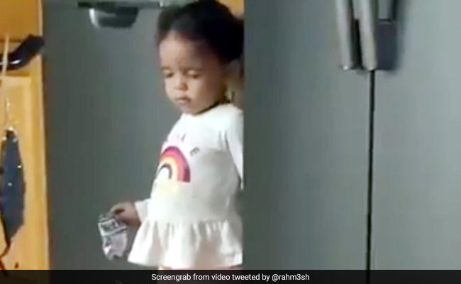 फ्रिज से खाना चुरा रही थी बेटी, मां ने पकड़ा तो खड़े होकर करने लगी सोने का नाटक... देखें Funny Video