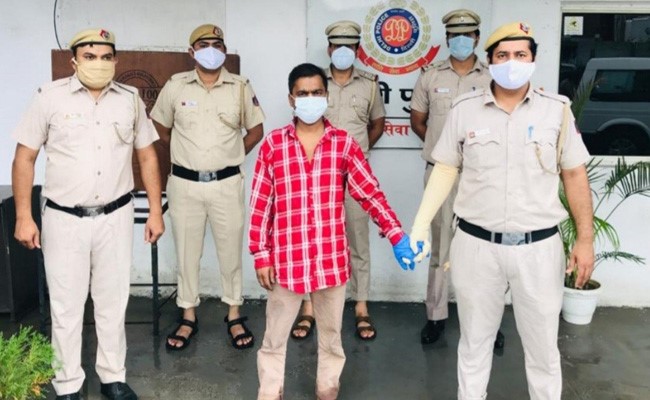 दिल्ली के निहाल विहार में दो बच्चों और पत्नी की हथौड़े से नृशंस हत्या का आरोपी गिरफ्तार