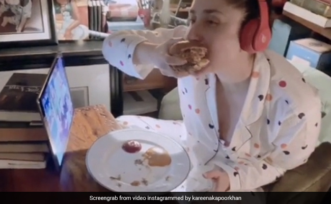 A Sunday In Kareena Kapoor's Life - Pyjamas, <I>F.R.I.E.N.D.S</i> And The "Best Burger"