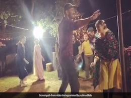 टीवी एक्ट्रेस Rubina Dilaik पहाड़ी लोक-संगीत पर परिवार संग यूं झूमीं, वायरल हुआ Video टीवी एक्ट्रेस Rubina Dilaik पहाड़ी लोक-संगीत पर परिवार संग यूं झूमीं, वायरल हुआ Video